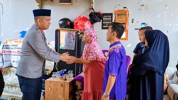 Kapolres Tangsel Melayat ke Rumah Duka Korban Ledakan Pasar Cimanggis, Sampaikan Belasungkawa