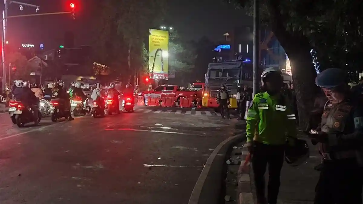 Truk Dalmas Polisi Diserang Batu dan Molotov di Bandung, 16 Anggota Terluka
