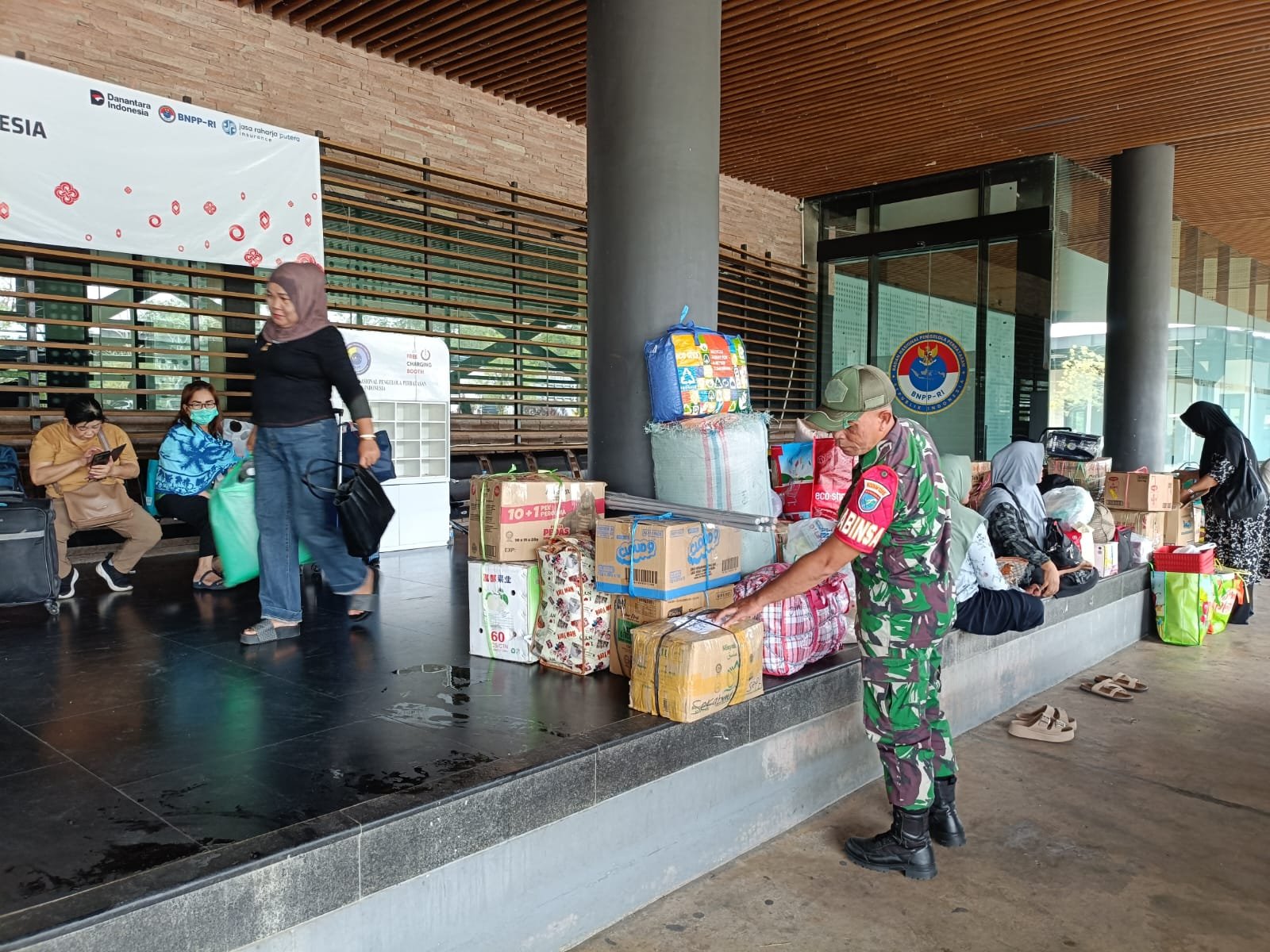Perketat Pengawasan di Wilayah Perbatasan RI–Malaysia, Babinsa 02/Sjk Laksanakan Pengecekan Barang Bawaan Pelintas Batas