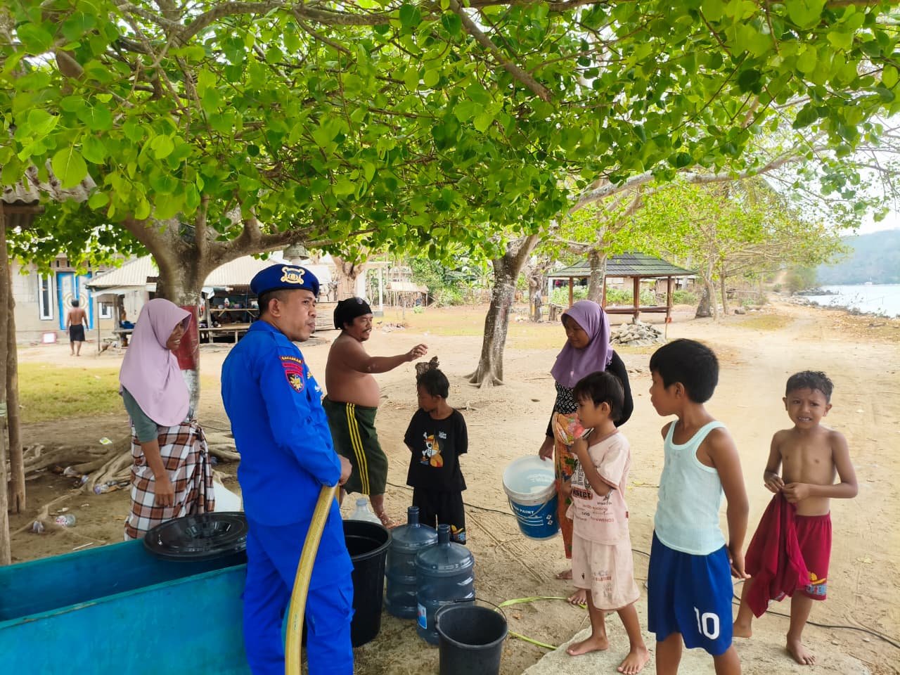 Kapal Polisi XXI-2007 DITPOLAIRUD Polda NTB Salurkan 1,7 Ton Air Bersih untuk Masyarakat Pesisir Sekotong