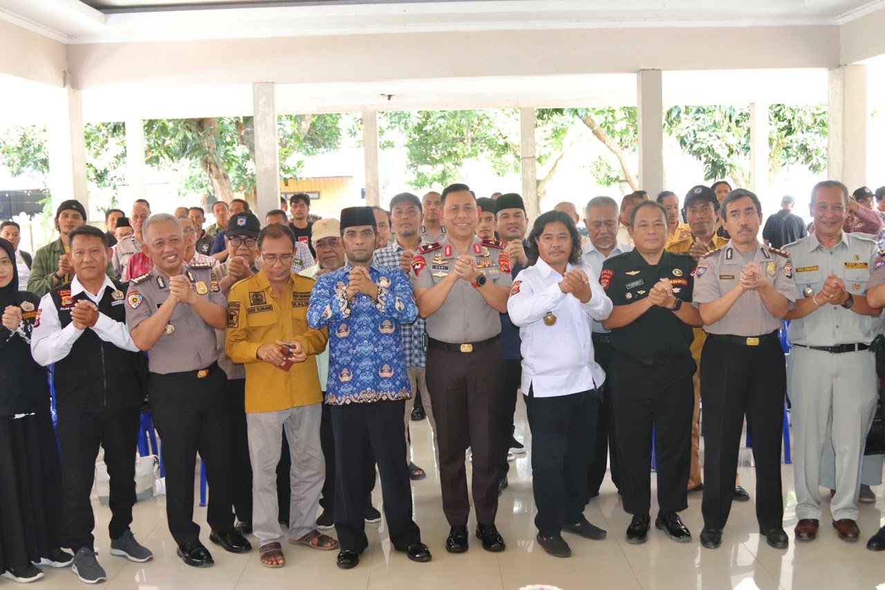 Temui Warga di Kantor Camat, Wakapolda NTB Ingatkan Bahaya Narkoba dan Medsos