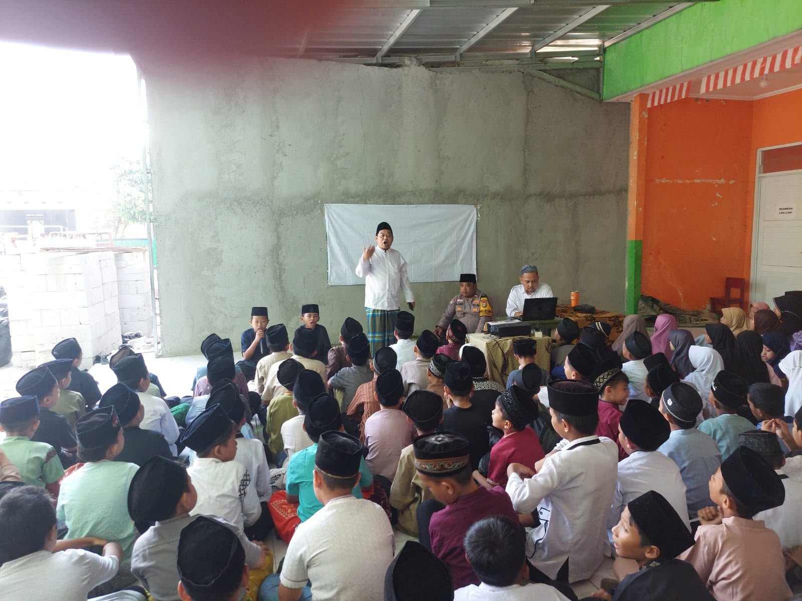 Peringati Hari Santri Nasional, Polsek Pagedangan Tanamkan Pesan Kamtibmas kepada Santri